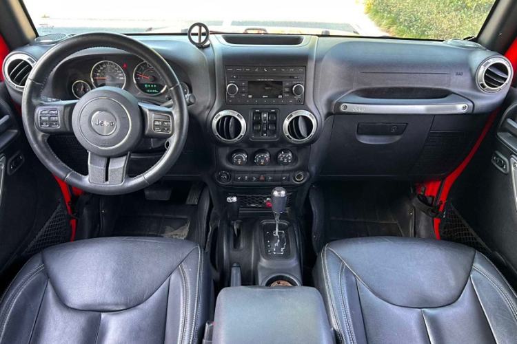Used Jeep Wrangler 2017 3.0L Sahara Four-Door Comfort Edition Interior 1