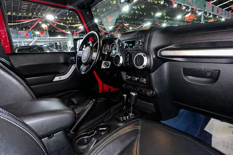 Used Jeep Wrangler 2017 3.0L Sahara Four-Door Comfort Edition Interior 1