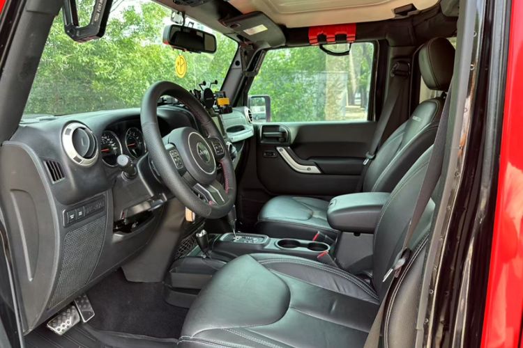 Used Jeep Wrangler 2017 3.6L Rubicon Four-Door Comfort Edition Interior 2