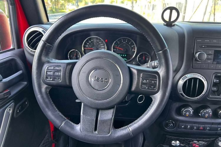 Used Jeep Wrangler 2017 3.0L Sahara Four-Door Comfort Edition Interior 2
