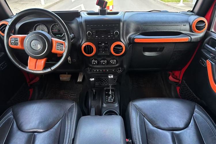 Used Jeep Wrangler 2017 3.0L Sahara Four-Door Comfort Edition Interior 2