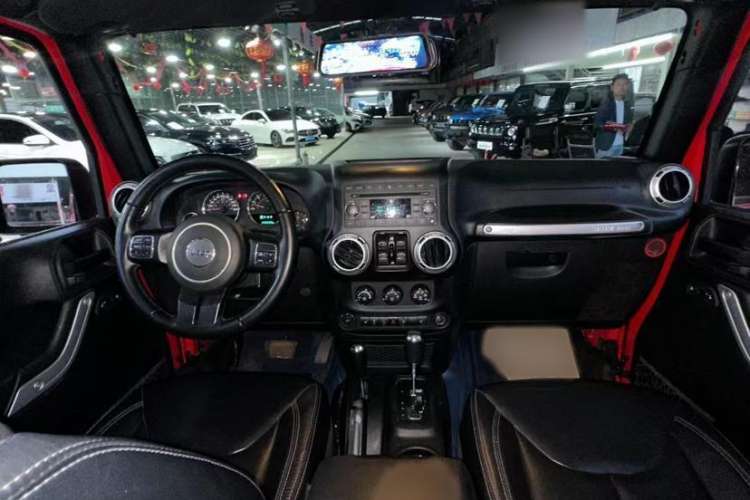 Used Jeep Wrangler 2017 3.0L Sahara Four-Door Comfort Edition Interior 2