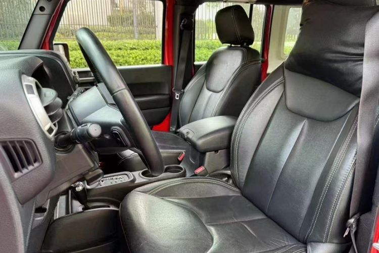 Used Jeep Wrangler 2017 3.0L Sahara Four-Door Comfort Edition Interior 2
