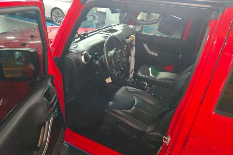 Used Jeep Wrangler 2017 3.0L Sahara Four-Door Comfort Edition Interior 3