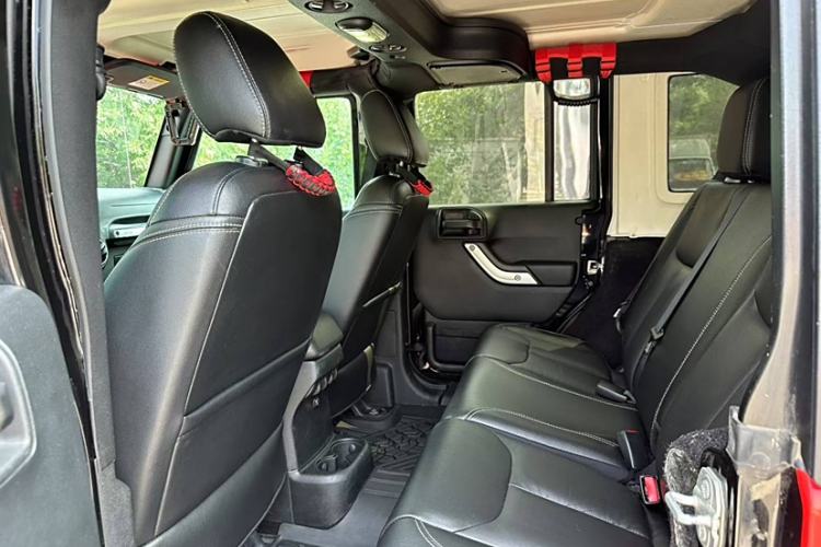 Used Jeep Wrangler 2017 3.6L Rubicon Four-Door Comfort Edition Interior 3