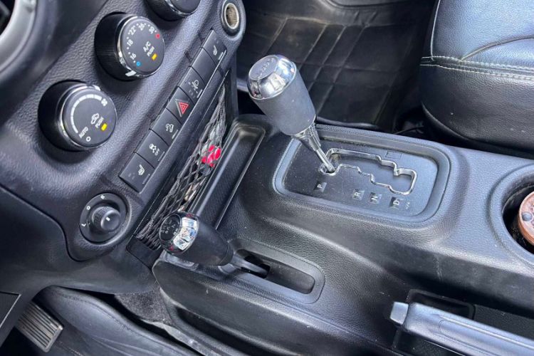 Used Jeep Wrangler 2017 3.0L Sahara Four-Door Comfort Edition Interior 3