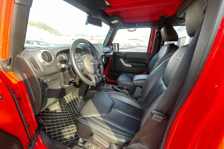Used Jeep Wrangler 2017 3.6L Rubicon Four-Door Comfort Edition Interior 3