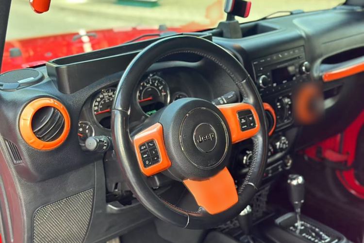 Used Jeep Wrangler 2017 3.0L Sahara Four-Door Comfort Edition Interior 3