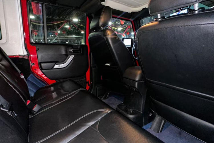 Used Jeep Wrangler 2017 3.0L Sahara Four-Door Comfort Edition Interior 3