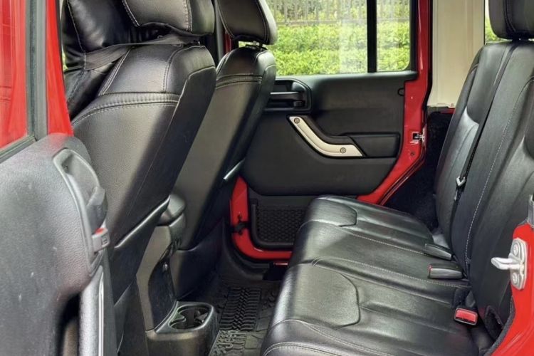 Used Jeep Wrangler 2017 3.0L Sahara Four-Door Comfort Edition Interior 3