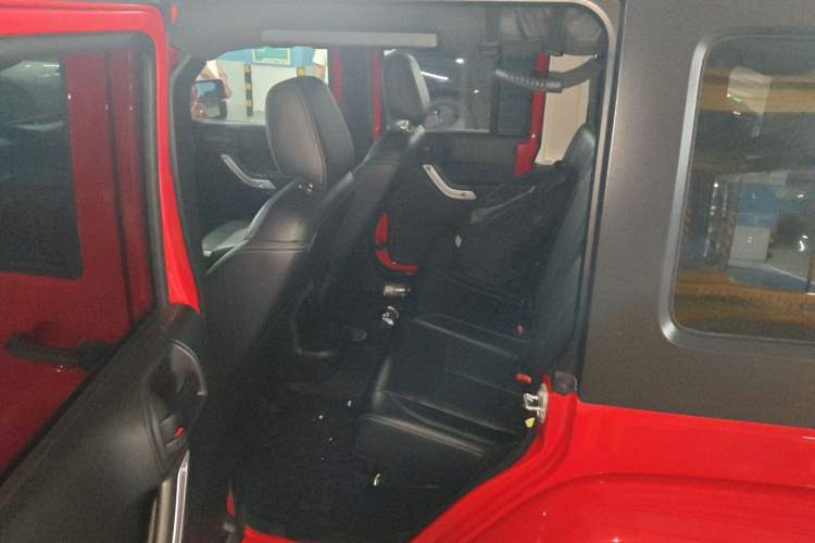Used Jeep Wrangler 2017 3.0L Sahara Four-Door Comfort Edition Interior 4