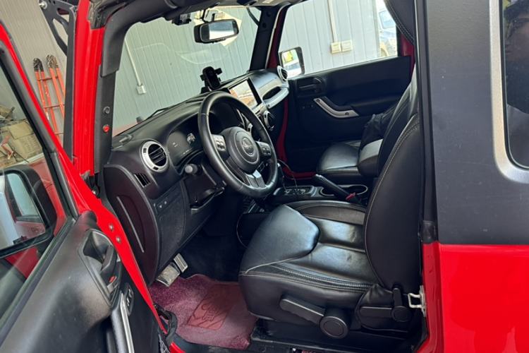 Used Jeep Wrangler 2017 3.6L Rubicon Two-Door Comfort Edition Interior 4