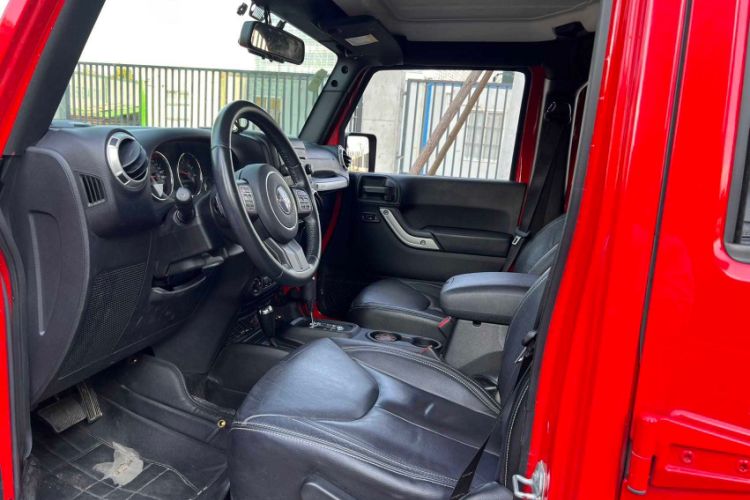 Used Jeep Wrangler 2017 3.0L Sahara Four-Door Comfort Edition Interior 4