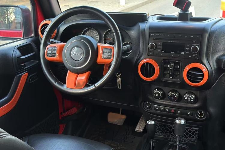 Used Jeep Wrangler 2017 3.0L Sahara Four-Door Comfort Edition Interior 4