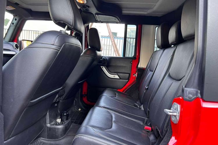 Used Jeep Wrangler 2017 3.0L Sahara Four-Door Comfort Edition Interior 5