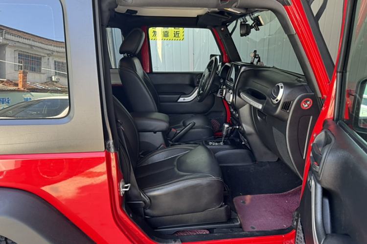 Used Jeep Wrangler 2017 3.6L Rubicon Two-Door Comfort Edition Interior 6
