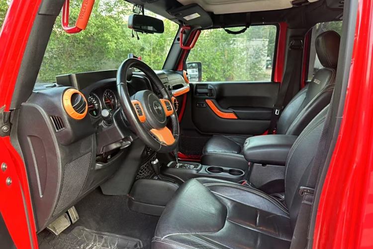 Used Jeep Wrangler 2017 3.0L Sahara Four-Door Comfort Edition Interior 6