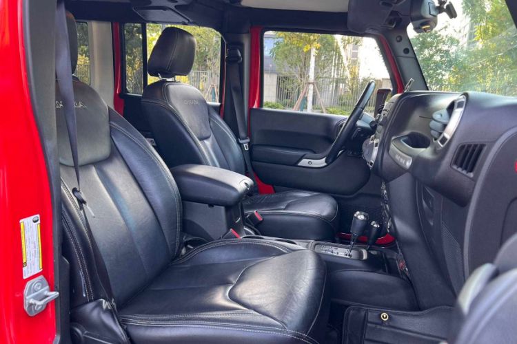 Used Jeep Wrangler 2017 3.0L Sahara Four-Door Comfort Edition Interior 7