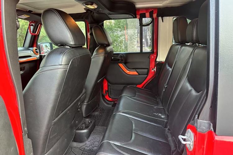 Used Jeep Wrangler 2017 3.0L Sahara Four-Door Comfort Edition Interior 7