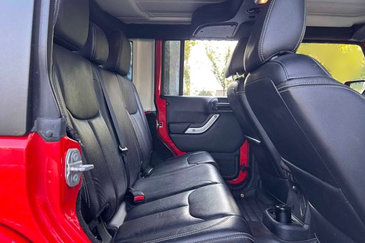 Used Jeep Wrangler 2017 3.0L Sahara Four-Door Comfort Edition Interior 8
