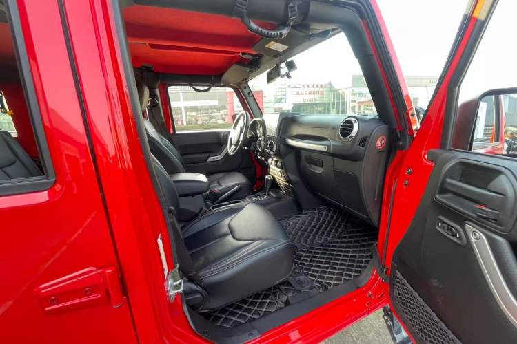 Used Jeep Wrangler 2017 3.6L Rubicon Four-Door Comfort Edition Interior 9