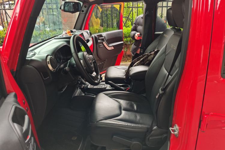 Used Jeep Wrangler 2017 3.0L Sahara Four-Door Comfort Edition Left Front Seat