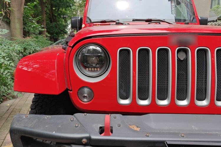 Used Jeep Wrangler 2017 3.0L Sahara Four-Door Comfort Edition Right Front Headlight