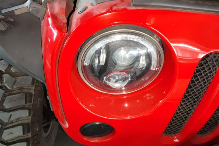 Used Jeep Wrangler 2017 3.6L Rubicon Four-Door Comfort Edition Right Front Headlight