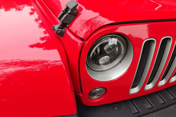 Used Jeep Wrangler 2017 3.0L Sahara Four-Door Comfort Edition Right Front Headlight