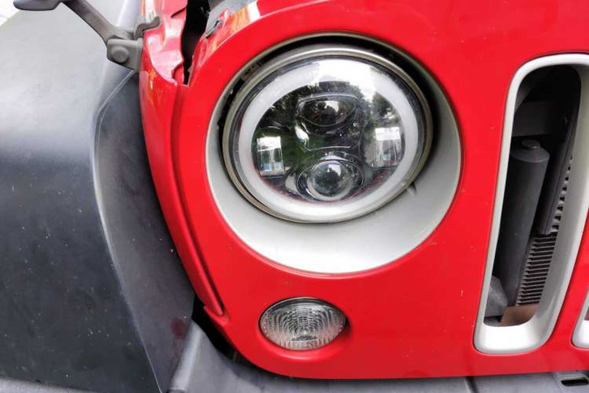 Used Jeep Wrangler 2017 3.0L Sahara Four-Door Comfort Edition Right Front Headlight