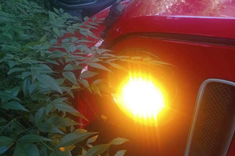 Used Jeep Wrangler 2017 3.0L Sahara Four-Door Comfort Edition Right Front Headlight