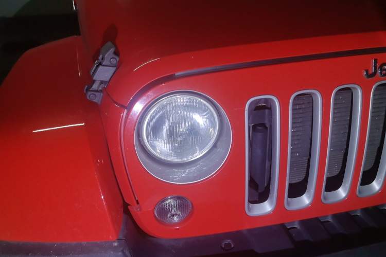 Used Jeep Wrangler 2017 3.0L Sahara Four-Door Comfort Edition Right Front Headlight