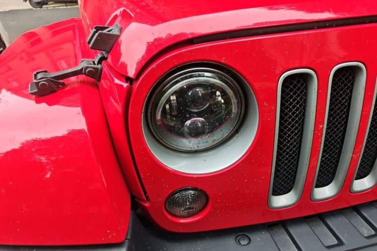 Used Jeep Wrangler 2017 3.0L Sahara Four-Door Comfort Edition Right Front Headlight