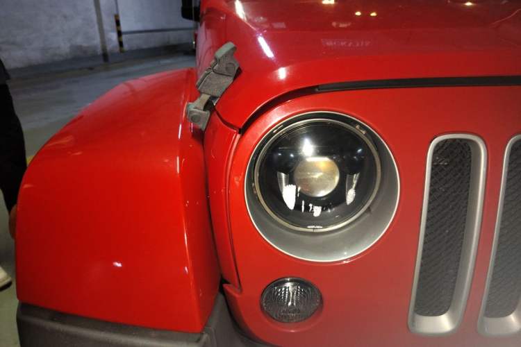 Used Jeep Wrangler 2017 3.0L Sahara Four-Door Comfort Edition Right Front Headlight