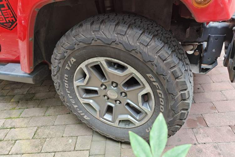 Used Jeep Wrangler 2017 3.0L Sahara Four-Door Comfort Edition Right Front Wheel Hub