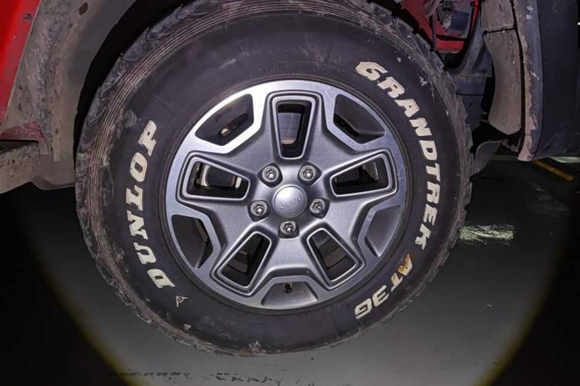 Used Jeep Wrangler 2017 3.0L Sahara Four-Door Comfort Edition Right Front Wheel Hub