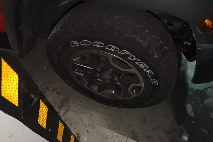 Used Jeep Wrangler 2017 3.6L Rubicon Four-Door Comfort Edition Right Front Wheel Hub