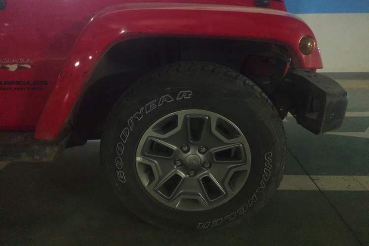 Used Jeep Wrangler 2017 3.0L Sahara Four-Door Comfort Edition Right Front Wheel Hub