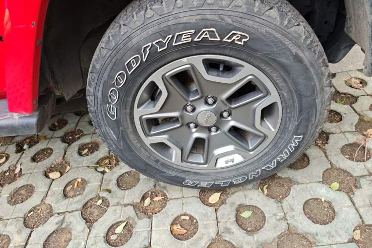 Used Jeep Wrangler 2017 3.0L Sahara Four-Door Comfort Edition Right Front Wheel Hub
