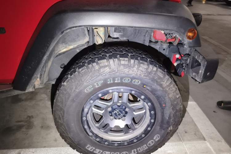 Used Jeep Wrangler 2017 3.6L Rubicon Four-Door Comfort Edition Right Front Wheel Hub