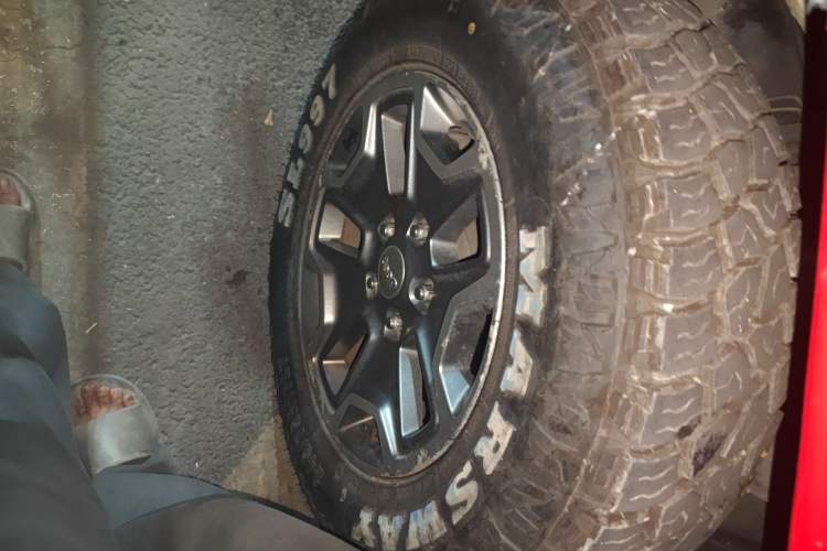 Used Jeep Wrangler 2017 3.0L Sahara Four-Door Comfort Edition Right Front Wheel Hub