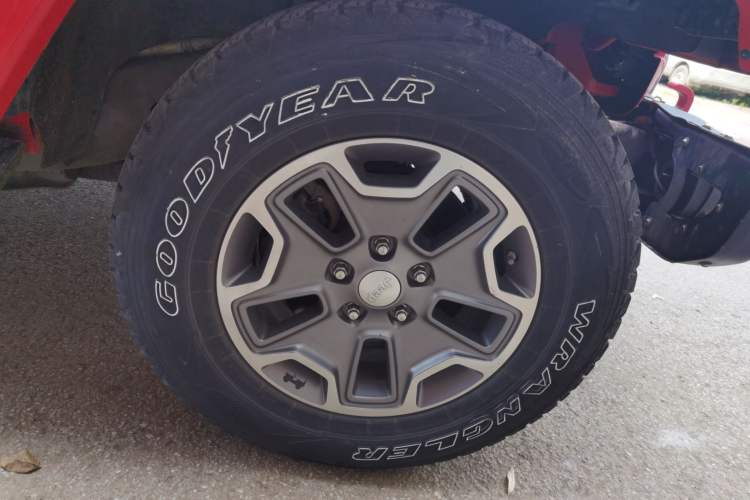Used Jeep Wrangler 2017 3.0L Sahara Four-Door Comfort Edition Right Front Wheel Hub
