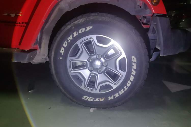 Used Jeep Wrangler 2017 3.0L Sahara Four-Door Comfort Edition Right Front Wheel Hub
