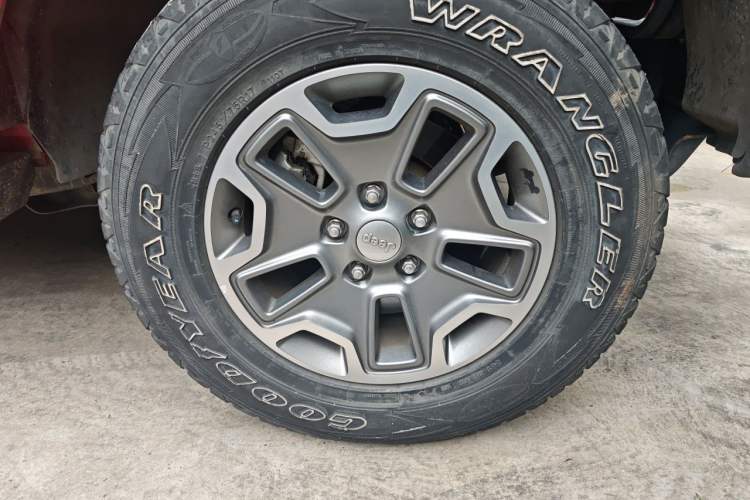 Used Jeep Wrangler 2017 3.0L Sahara Four-Door Comfort Edition Right Front Wheel Hub