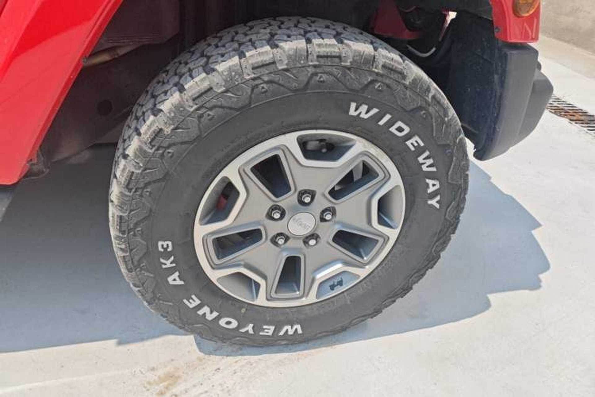 Used Jeep Wrangler 2017 3.0L Sahara Four-Door Comfort Edition Right Front Wheel Hub