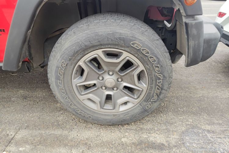 Used Jeep Wrangler 2017 3.6L Rubicon Four-Door Comfort Edition Right Front Wheel Hub