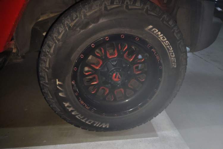 Used Jeep Wrangler 2017 3.0L Sahara Four-Door Comfort Edition Right Front Wheel Hub