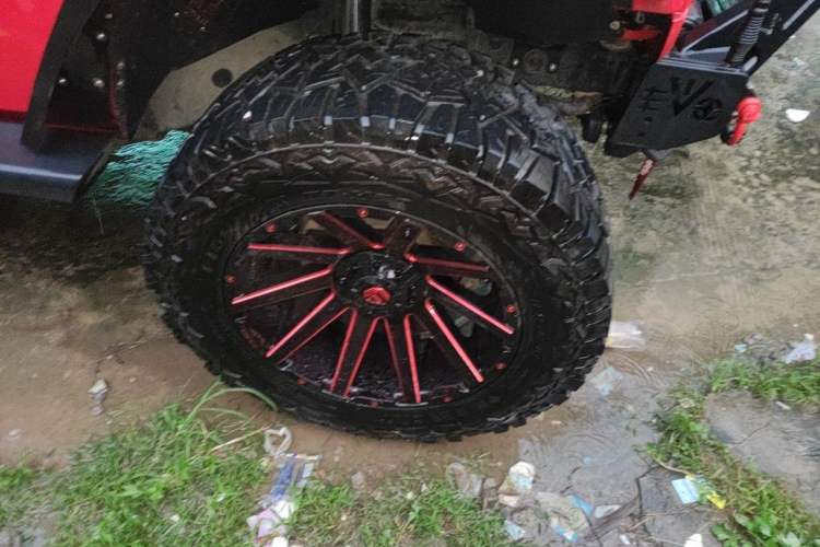 Used Jeep Wrangler 2017 3.0L Sahara Four-Door Comfort Edition Right Front Wheel Hub