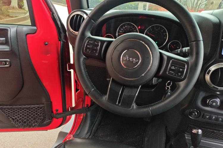 Used Jeep Wrangler 2017 3.0L Sahara Four-Door Comfort Edition Steering Wheel