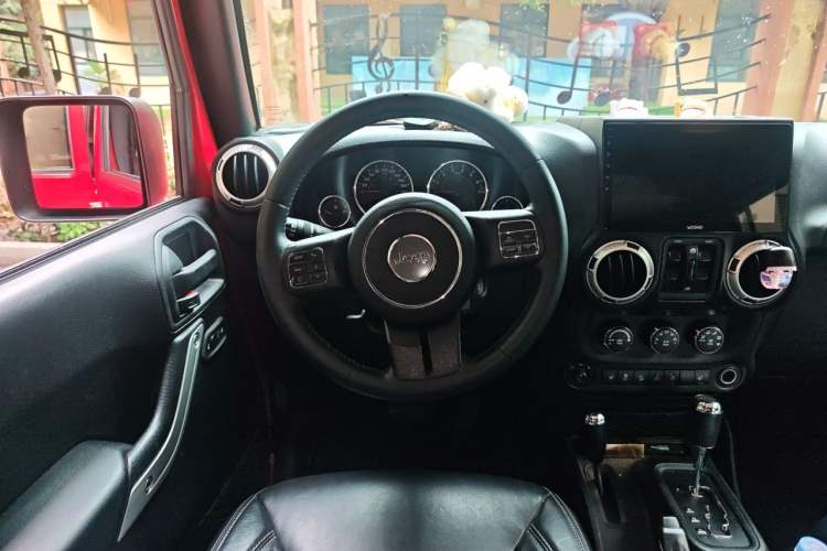 Used Jeep Wrangler 2017 3.0L Sahara Four-Door Comfort Edition Steering Wheel